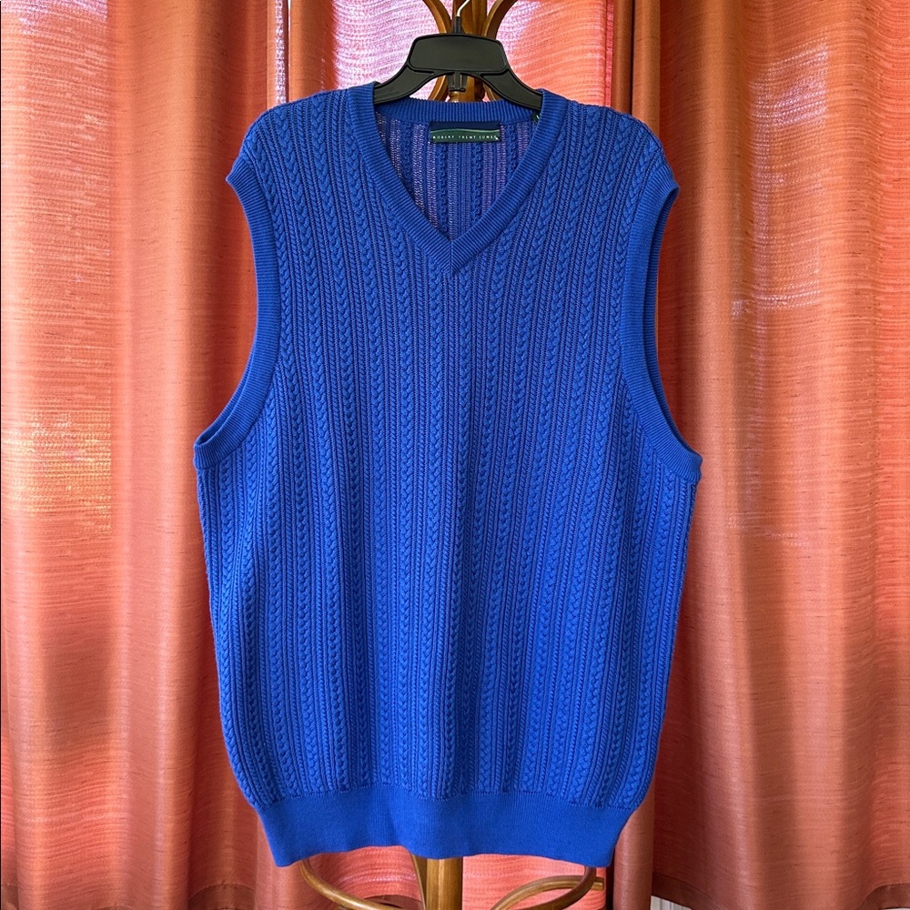 Men’s sleeveless vest by Robert Trent Jones. Great condition!